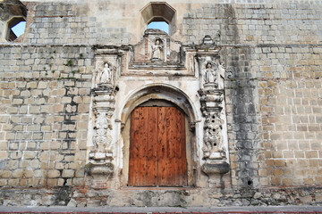 Puerta de madera Antigua. Ruinas y Convento de Santa Clara, Antigua Guatemala.