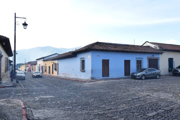 Calle ancha de piedra en Antigua Guatemala.