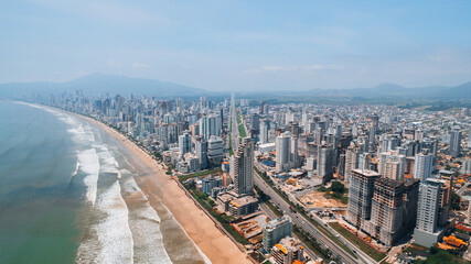 Foto aérea 4k das praias de Itapema Centro e Meia Praia no litoral de Santa Catarina