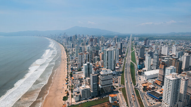 Foto a&eacute;rea 4k das praias de Itapema Centro e Meia Praia no litoral de Santa Catarina