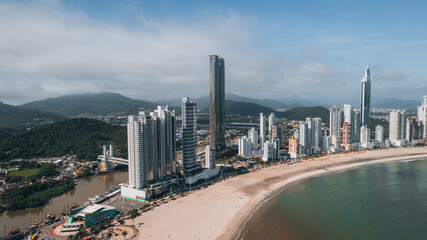 Imagens aéreas 4K da praia de Balneário Camboriu, Santa Catarina, vista da Barra Sul