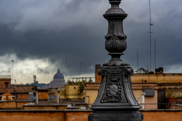 Fototapeta na wymiar Rom, die Hauptstadt Italiens, ist eine kosmopolitische Großstadt, die fast 3.000 Jahre Kunstgeschichte, Architektur und Kultur von Weltrang vorweisen kann