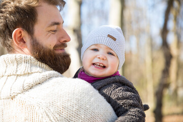Obraz premium Happy father carrying daughter in park