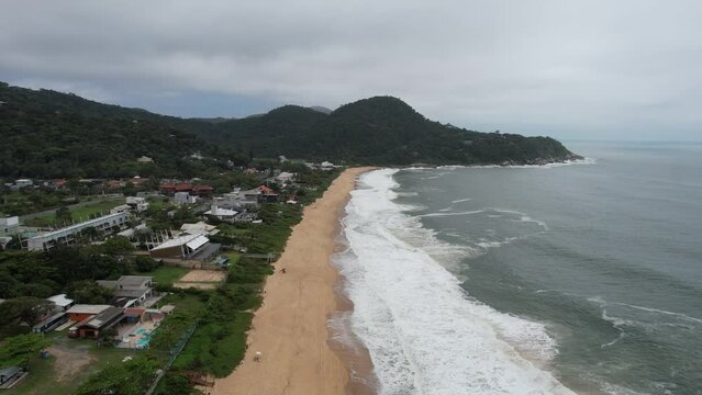 Drone 4K praia do Estaleirinho na divisa entre Balne&aacute;rio Camboriu e Itapema