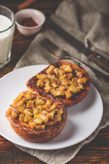 French toasts with caramelized apple
