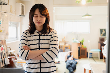 夫に頭を抱える妻