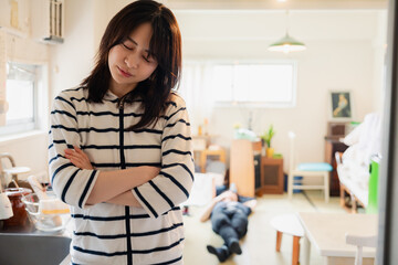 夫に頭を抱える妻