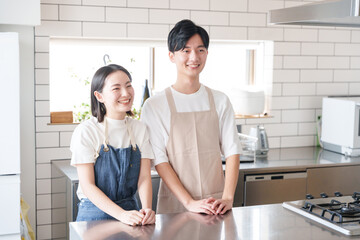 キッチンで料理する笑顔の夫婦