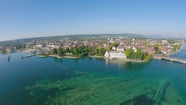 Luftaufnahme der Konstanzer Uferpromenade, dem Steigenbergeber Hotel und der Rheinbr&uuml;cke an einem sonnigen Sommertag. Bodensee, Konstanz, Baden-W&uuml;rttemberg, Deutschland, Europa.