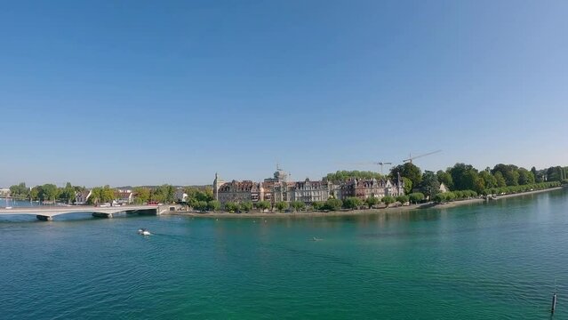 Luftaufnahme der Konstanzer Uferpromenade, dem Steigenbergeber Hotel und der Rheinbr&uuml;cke an einem sonnigen Sommertag. Bodensee, Konstanz, Baden-W&uuml;rttemberg, Deutschland, Europa.