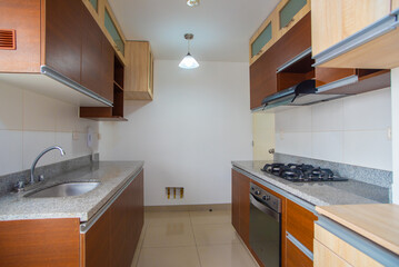 cocina de departamento con horno, muebles altos y bajos