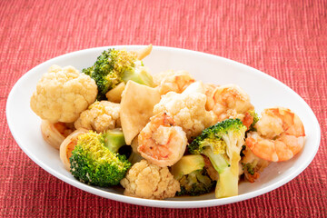 カリフラワーとブロッコリーとエリンギと海老の炒め物。
