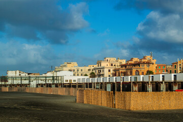 Cabanes de plage et immeubles résidentiels dans une station balnéaire hors-saison