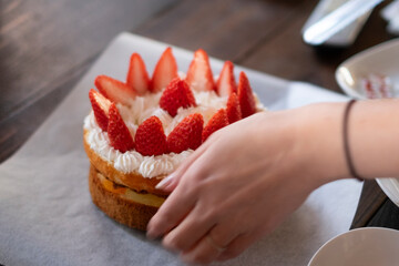 手作り誕生日ケーキを切る