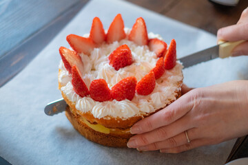 手作り誕生日ケーキを切る