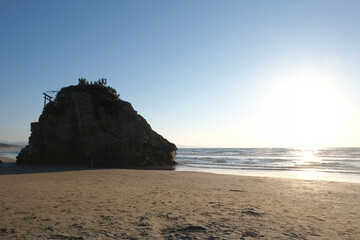 弁天島と稲佐の浜の風景、砂浜と太陽の光、神迎祭