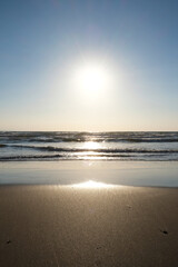 波打ちぎわと太陽の光の風景、出雲の稲佐の浜