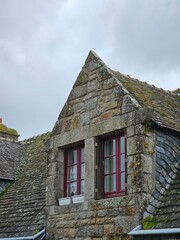 Fenêtre de maison bretonne - 687010902