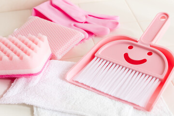 掃除　掃除道具　笑顔　ピンク
