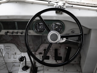 レトロな昔のボンネットバスの運転席