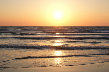 美しい海と夕陽の風景、日本海、出雲の稲佐の浜