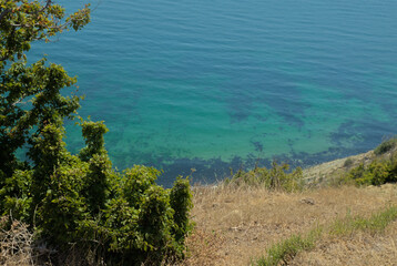 Obraz premium Steep mountainside near the sea with stunning views of turquoise water