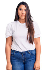 Obraz premium Young beautiful brunette woman wearing casual t-shirt with serious expression on face. simple and natural looking at the camera.