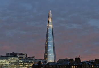 Obraz premium Sundown Soiree: The Shard's Apex Gleaming in Twilight