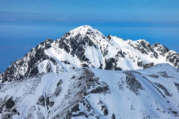 Fototapeta na wymiar 冠雪の北アルプスの剱岳