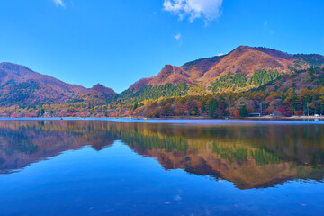 秋の群馬県高崎市の榛名湖畔から紅葉の鬢櫛山(びんぐしやま)方面の眺望