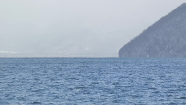 雪の降る湖