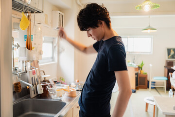 家でこだわりの料理をする若い男性