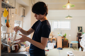 家でこだわりの料理をする若い男性