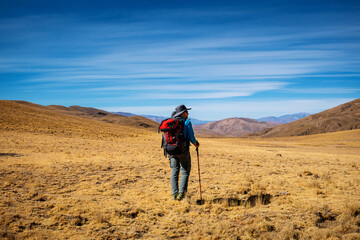 Fototapeta premium Caminante solitario por las montañas jujeñas, en Argentina