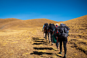 Fototapeta na wymiar Grupo de excursionistas caminando por las montañas de la Provincia de Jujuy, en Argentina