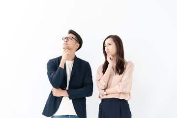 悩むビジネスパーソン