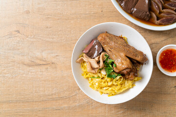 Egg noodles served dry with braised duck