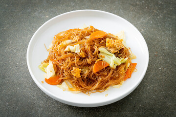 stir fried vermicelli with cabbage, carrot and egg