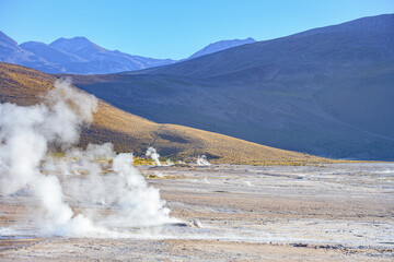 Gêiser Tatio no deserto do Atacama durante nascer do sol no final de 2023. 
