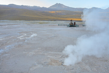 Gêiser Tatio no deserto do Atacama durante nascer do sol no final de 2023. 