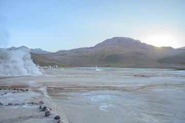 Gêiser Tatio no deserto do Atacama durante nascer do sol no final de 2023. 