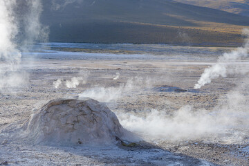 Água borbulhando no Gêiser Tatio deserto do Atacama. 