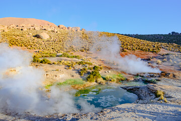 Gêiser Tatio no deserto do Atacama durante nascer do sol no final de 2023. 