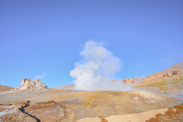 Gêiser Tatio no deserto do Atacama durante nascer do sol no final de 2023. 