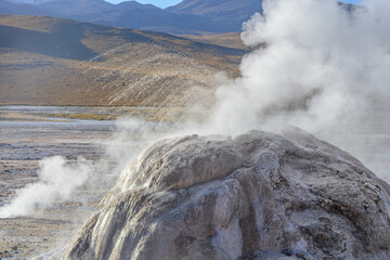 Água borbulhando no Gêiser Tatio deserto do Atacama. 