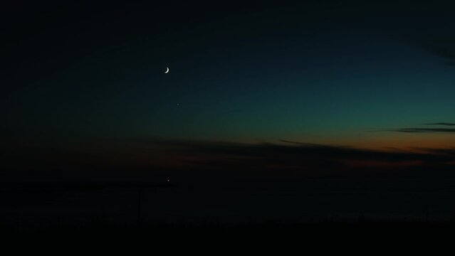 夕陽のマジックアワー、タイムラプスで撮影した夕日、夕焼け　空のグラデーション
