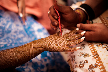Obraz premium Indian Wedding Mehndi art on hand