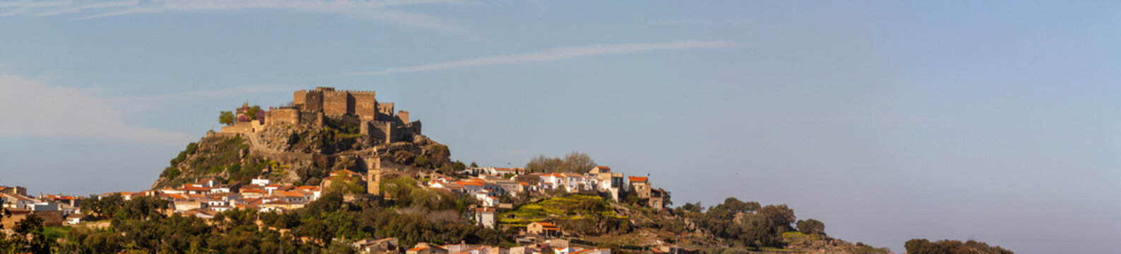 Burganlage in Mont&aacute;nchez