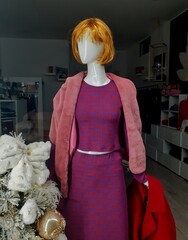 Napoli, Italia : Manichino femminile esposto nella vetrina del negozio, 30 Novembre 2023.