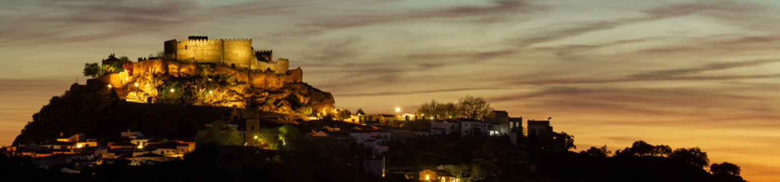 Das beleuchtete Castello von Mont&aacute;nchez